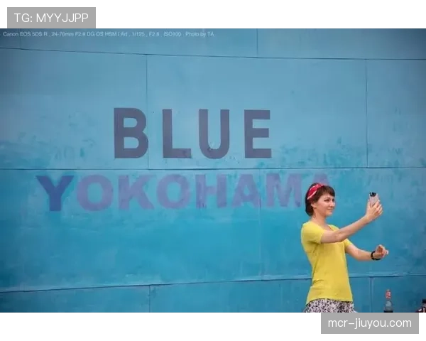 镜头捕捉：场边小球迷高举标语，祝住院母亲早日康复